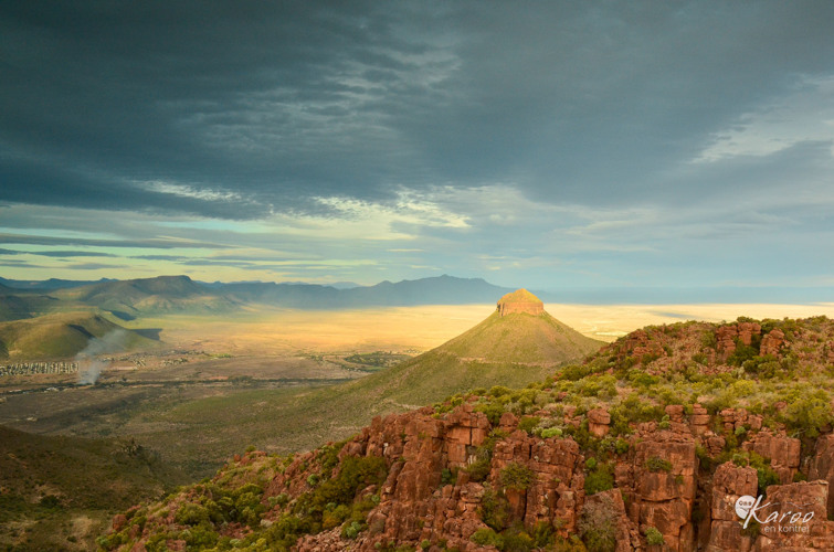 Spandau kop gesien van die Vallei van verlatenheid uitkykpunt met Graaff Reinet links