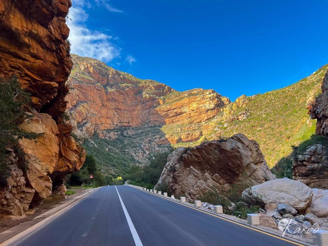 Meiringspoort tussen Klaarstroom en De Rust - altyd moeilik om in Meiringspoort mooi fotos te kan neem omdat hoë kranse skadus maak. Die poort is iets wat elke mense tenmiste een keer in sy lewe moet beleef. En maak tyd om by die waterval te stop.