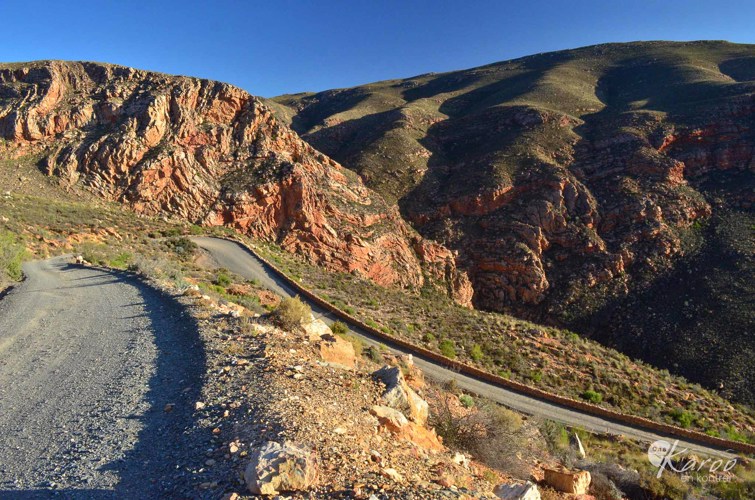 Swartbergpas buite Prins Albert - Die sig-sag kronkel pad berg op met sy skerp draaie