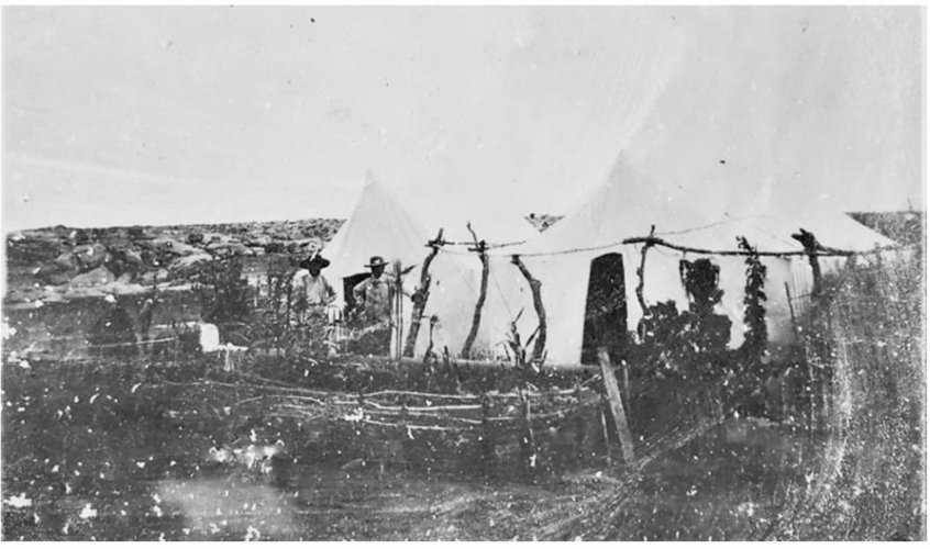 Die eerste skool by Namies was in tent (datum van foto onbekend)